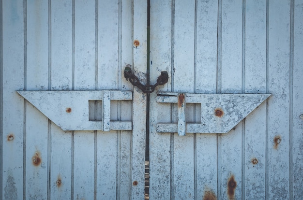 Fondo con puerta de madera vintage antigua cerrada.