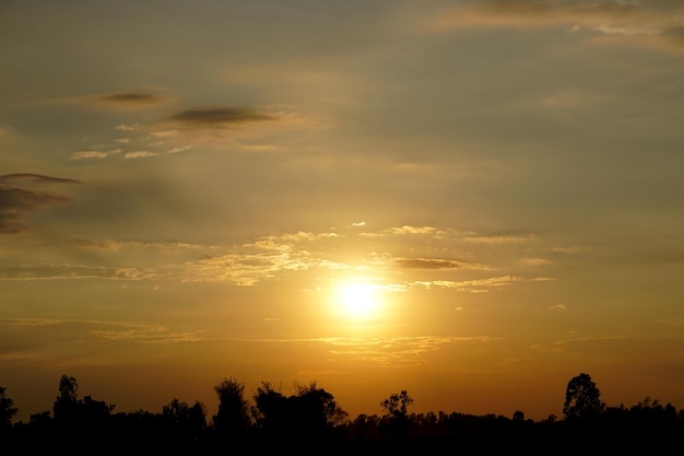 Fondo de la puesta de sol en la noche