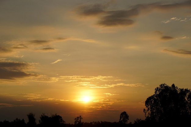 Fondo de la puesta de sol en la noche