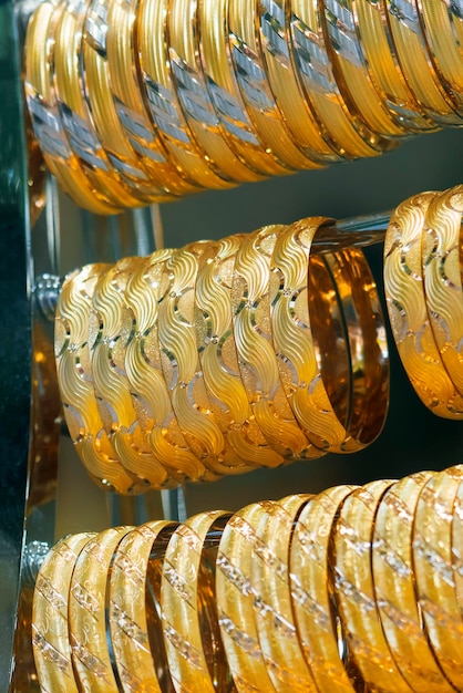 Fondo de pulseras de oro metálico