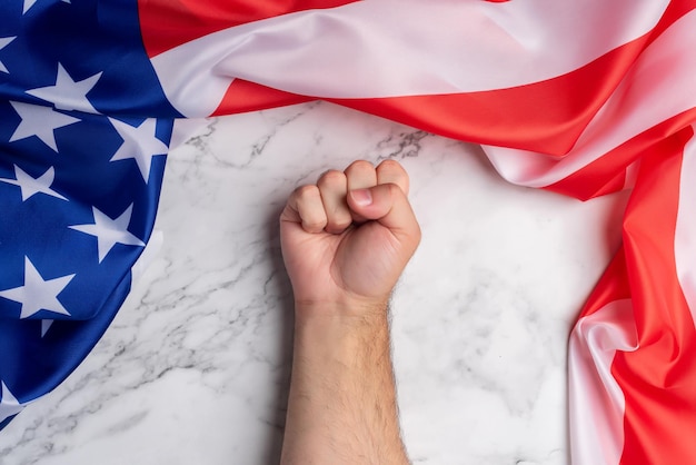 Fondo con puño cerrado rodeado por la bandera de los Estados Unidos de América Orgullo estadounidense