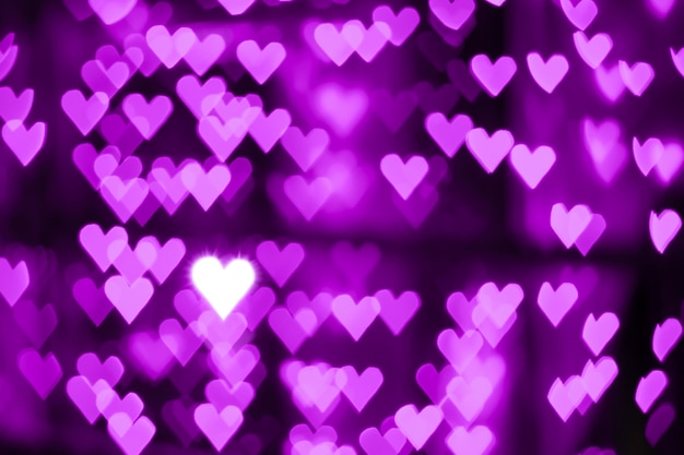 Fondo púrpura del extracto del bokeh del corazón violeta rosado