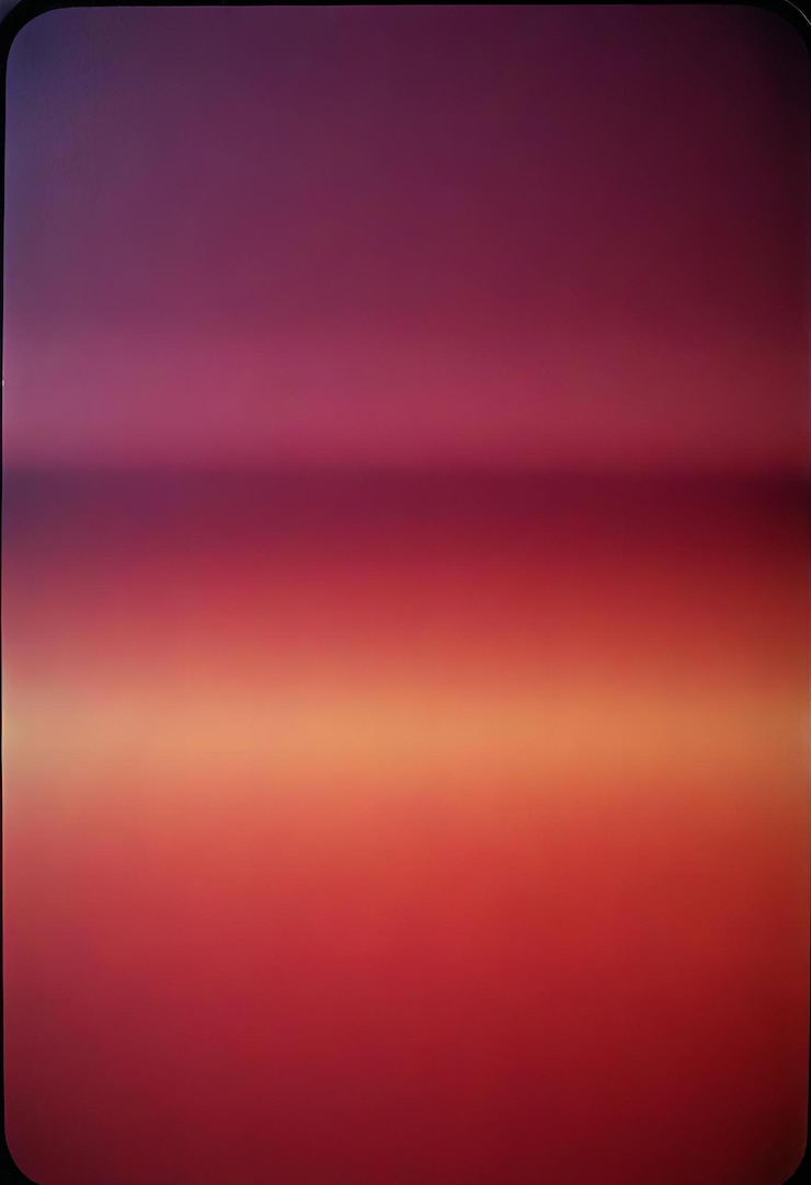 Foto un fondo púrpura con una imagen de una puesta de sol en el medio