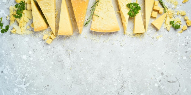 Foto fondo de queso trozos triangulares de queso duro sobre un fondo de piedra parmesano espacio libre para texto