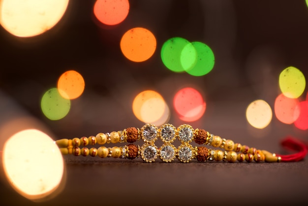 Fondo de Raksha Bandhan con un elegante Rakhi