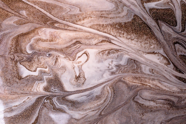 Fondo rayado líquido brillante de esmaltes de uñas líquidos colores marrones y lechosos