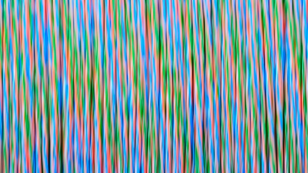 Un fondo a rayas coloridas con una franja azul Las rayas son de diferentes colores y están dispuestas de una manera que crea una sensación de movimiento y energía La escena es vibrante y animada