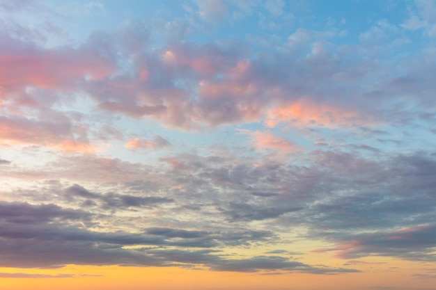 Fondo real del majestuoso cielo del amanecer con colores suaves de nubes suaves de gran tamaño