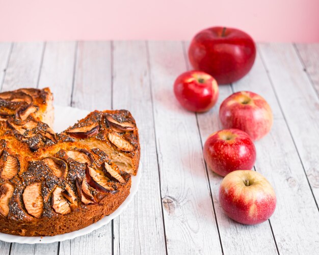 Fondo de receta de panadería de acción de gracias tradicional tarta de manzana americana con semillas de amapola y frutas