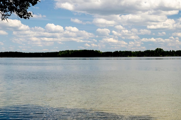 El fondo del río de verano papel tapiz de fotos naturales agua pura y nubes blancas