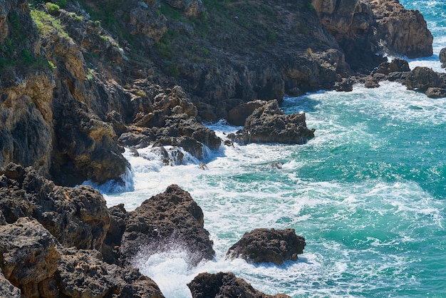 Fondo de rocas y olas