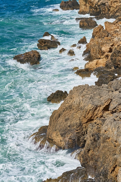 Fondo de rocas y olas