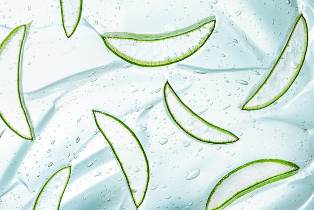 Fondo de rodajas de aloe en gel transparente procedimientos cosméticos planos con gel de aloe