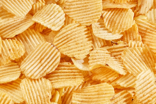 Fondo de rodajas de chips ondulados dorados ondulados