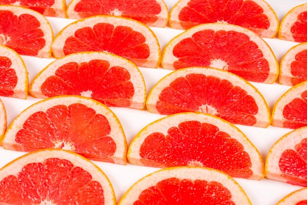 Fondo de rodajas jugosas de pomelo rojo. vista superior.