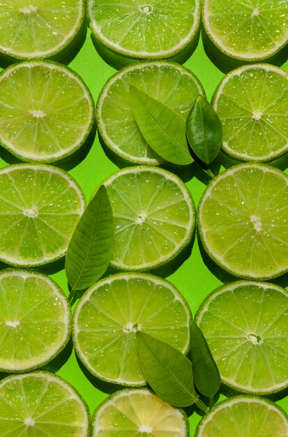 Fondo de rodajas de limón con hojas verdes
