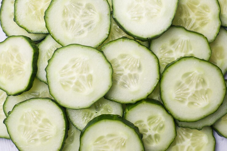 Fondo de rodajas de pepino en rodajas. De cerca