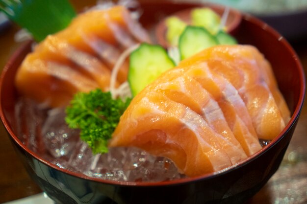 Fondo de rodajas de salmón crudo