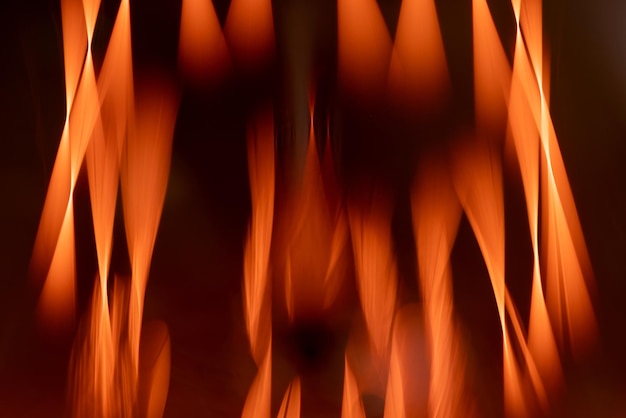 Fondo rojo anaranjado oscuro brillante en rayas ardientes y ardientes con un patrón abstracto