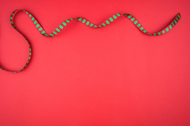 Foto fondo rojo con cinta de navidad.