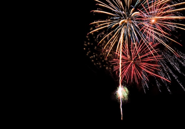 Fondo rojo grande de oro y azul de fuegos artificiales con espacio de copia para la celebración del año nuevo