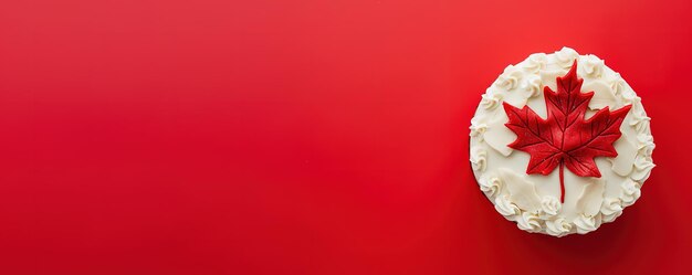 Foto fondo rojo con hoja de arce en pastel blanco para el día de canadá