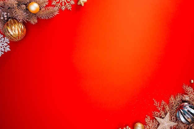 Fondo rojo de navidad con adornos dorados