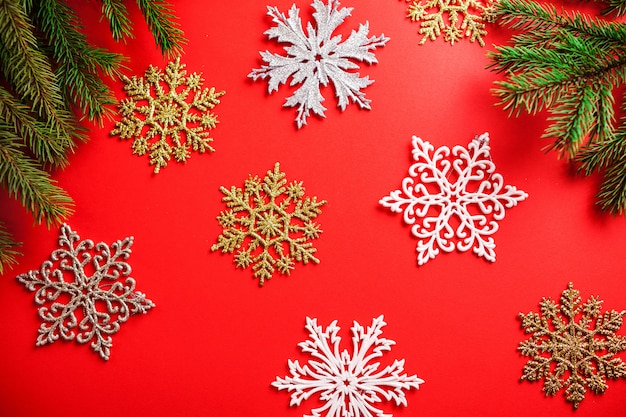 Fondo rojo de Navidad y año nuevo con copos de nieve. Símbolo de vacaciones