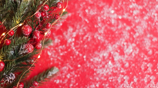 Fondo rojo de navidad con nieve