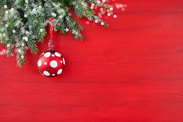 Fondo rojo de Navidad. Ramas de abeto de Navidad con decoración roja. Copie el espacio, bokeh, textura de nieve.