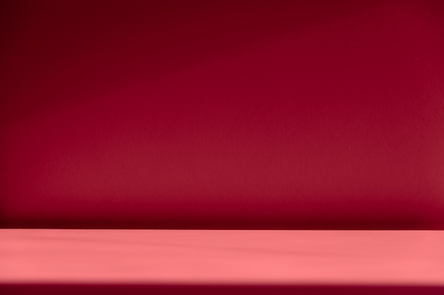 Fondo rojo para la presentación del producto con sombra y luz de las ventanas.