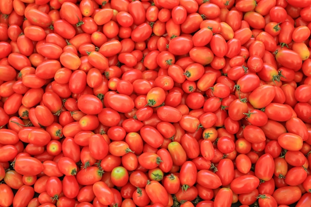 Fondo rojo de tomates cherry