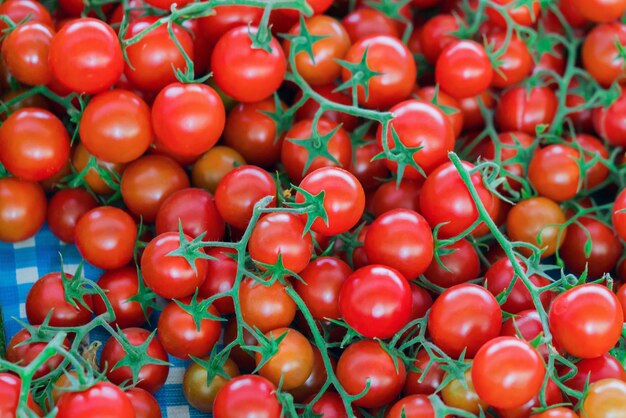 Fondo rojo de tomates cherry