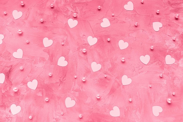 Fondo romántico con corazones y perlas en color de moda del año 2023 Viva Magenta