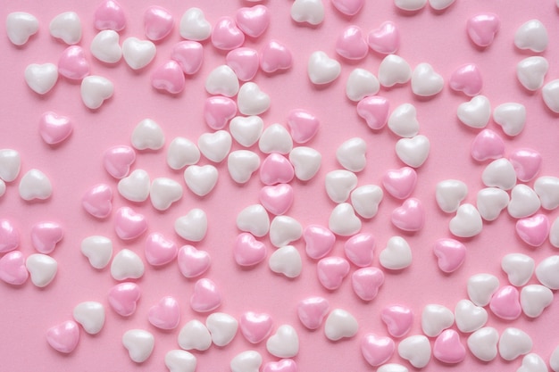 Fondo romántico de corazones de San Valentín de caramelo rosa suave y blanco