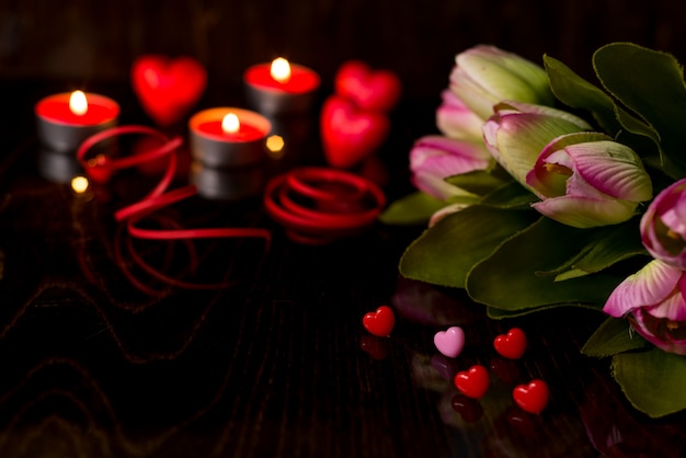 Fondo romántico de San Valentín con corazones y velas. Fondo de vacaciones con corazones. Celebrando bodas y otras celebraciones con espacio para texto