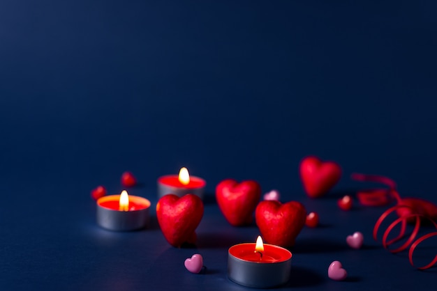 Fondo romántico de San Valentín con corazones y velas. Fondo de vacaciones con corazones. Celebrando bodas y otras celebraciones con espacio para texto