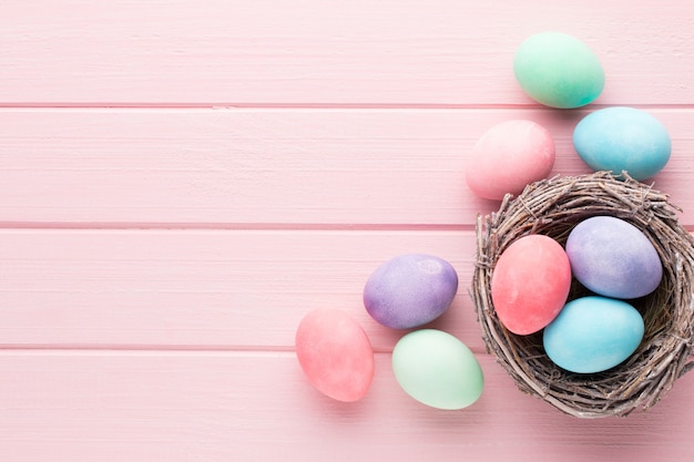 Fondo rosa pastel de huevos de Pascua. Tarjeta de felicitación de primavera.