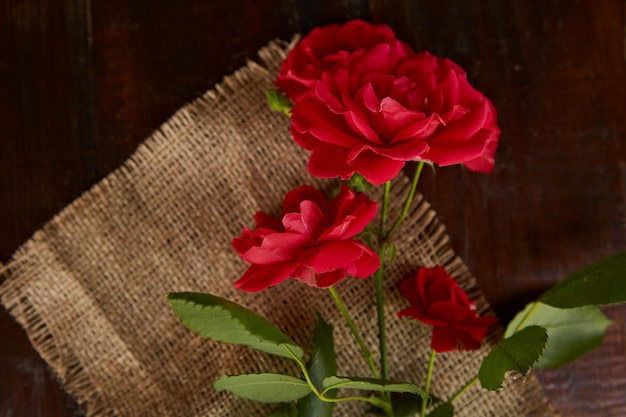 Fondo de rosas rojas en el saqueo sobre fondo de madera Regalo presente Espacio de copia