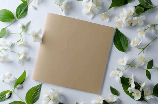 Fondo de rosas de té y flores de jazmín.