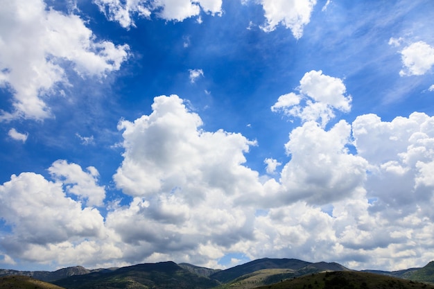 Fondo rural escénico con cielo azul y nubes blancas esponjosas