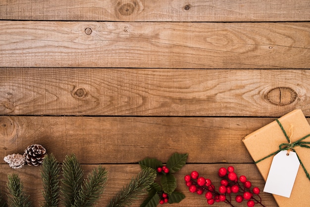 Fondo rústico de la Navidad, ornamento de Navidad con el abeto y baya del acebo en la madera.