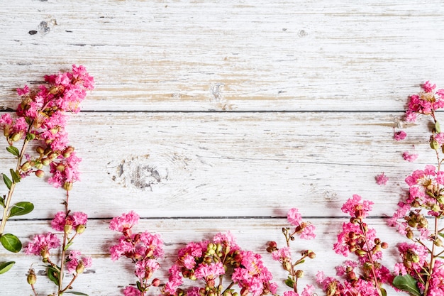 Fondo rústico de primavera con flores rosas