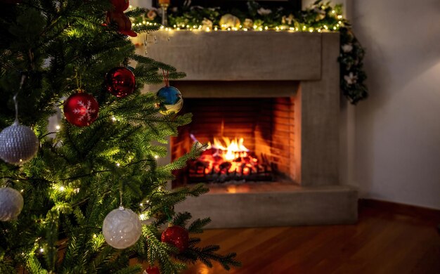 Fondo de sala de estar acogedor de Navidad decoración de árbol de Navidad chimenea ardiente casa de vacaciones de invierno