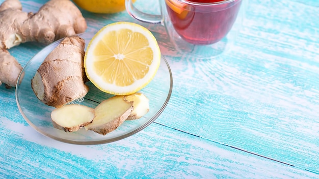 Fondo saludable con limón, jengibre y té.