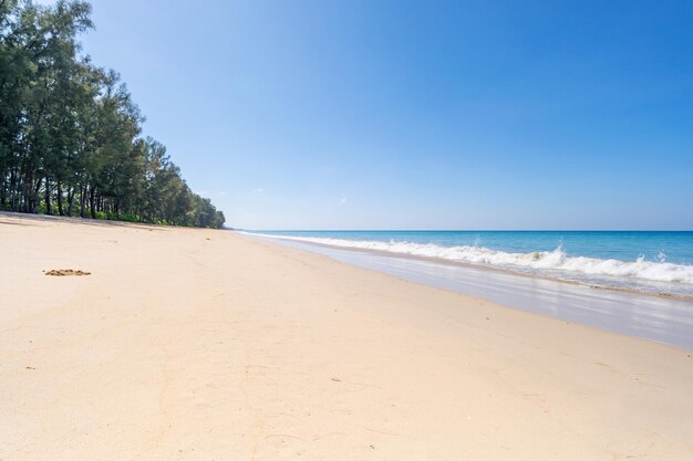 Fondo de saludo de temporada de mar de verano Playa de arena tropical con océano azul y imagen de fondo de cielo azul para fondo de naturaleza o fondo de verano en Phuket Tailandia