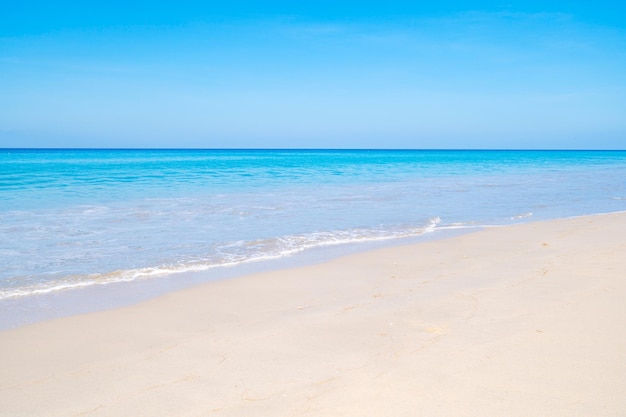 Fondo de saludo de temporada de mar de verano Playa de arena tropical con océano azul y imagen de fondo de cielo azul para fondo de naturaleza o fondo de verano en Phuket Tailandia