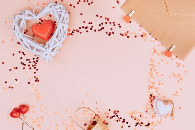 Fondo de San Valentín con accesorios de fiesta. El concepto de San Valentín. Estilo plano, vista superior, espacio de copia.