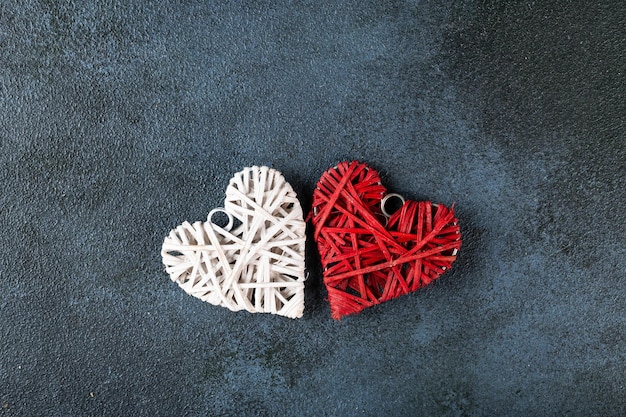 Fondo de San Valentín. Corazones blancos y rojos sobre fondo oscuro. Concepto de día de San Valentín. Endecha plana, vista superior, espacio de copia. Flatlay del día de la madre. Corazón plano. Amor.