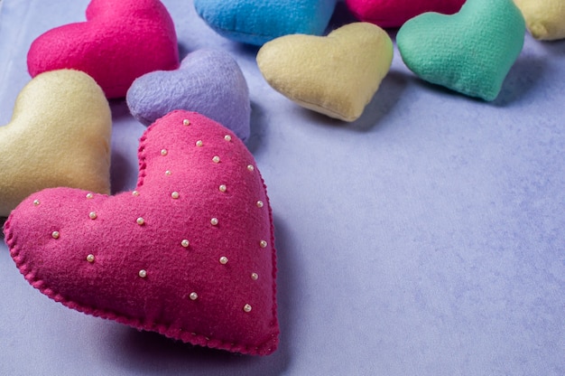 Fondo de San Valentín con corazones de colores y espacio para texto